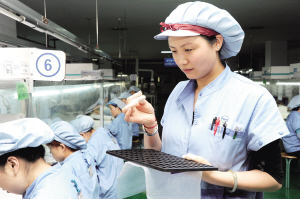 太倉(cāng)神明電子元老級(jí)的李紅官在公司的“底層”,帶領(lǐng)新人奮戰(zhàn)在第一線