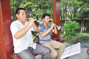 在悠揚樂聲中快樂打工