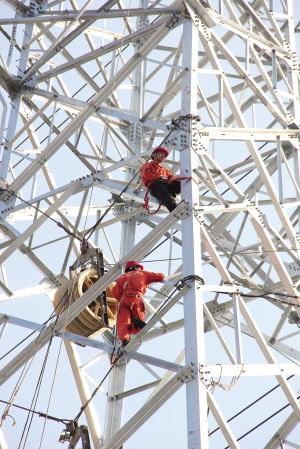 電力職工鐵塔上過(guò)節(jié)