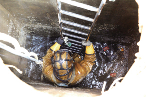 目擊“地下工作者”疏通污水管