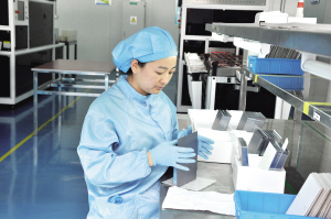 給晶硅切片“找茬” 顧國娟每個(gè)班次要檢驗(yàn)四五萬片，帶領(lǐng)所在班組對出廠產(chǎn)品進(jìn)行層層把關(guān)