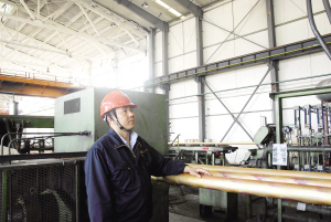 他帶領(lǐng)的團隊善于攻關(guān)創(chuàng)新 張林和工友們持續(xù)提升倉環(huán)銅業(yè)產(chǎn)品的質(zhì)量,綜合成材率遠遠領(lǐng)先同行