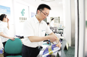 持雙證的郵政系統(tǒng)大明星  陳曉春每天辦理成百上千件業(yè)務(wù)，用微笑迎接每一位客戶 