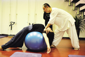 80后小伙 成高級瑜伽導師