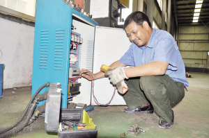 維修崗位上不停轉(zhuǎn)的“陀螺” 對(duì)待平凡的工作,谷剛抱以極大的熱情并發(fā)揚(yáng)腳踏實(shí)地的作風(fēng)
