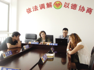 “從過去的孤軍奮戰(zhàn)到現(xiàn)在的齊抓共管，從過去的打打鬧鬧到如今的日益和諧，20年的調解史，就是社會變遷史”——閔玉琴>>>守護社會和諧的“老舅媽”