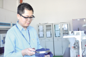 發(fā)明特殊涂層讓面料防水又透氣 梁成鋒:打破國外技術壟斷的研發(fā)員