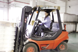 他的叉車技能有口皆碑 18年間，嚴解青從一線工人成長為班組長，還被授予2012年度太倉市高技能重點人才稱號