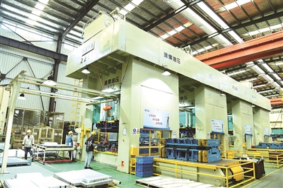 “巨無霸”沖床生產(chǎn)效率高