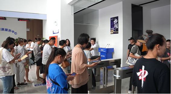 港區(qū)人力資源市場(chǎng)揭牌運(yùn)作，迎來(lái)首場(chǎng)招聘會(huì)