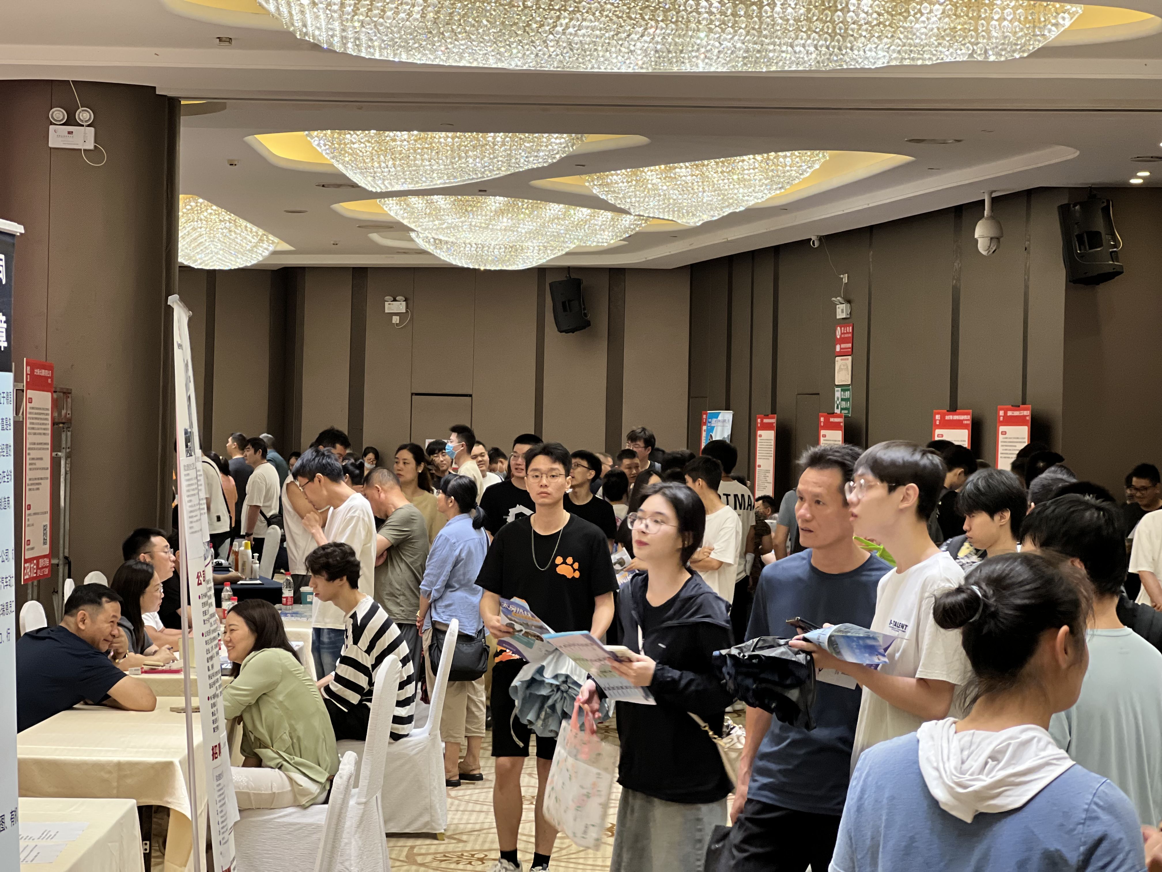 2024太倉夏季畢業(yè)生招聘會(huì)圓滿落幕：風(fēng)雨無阻，共筑就業(yè)橋梁