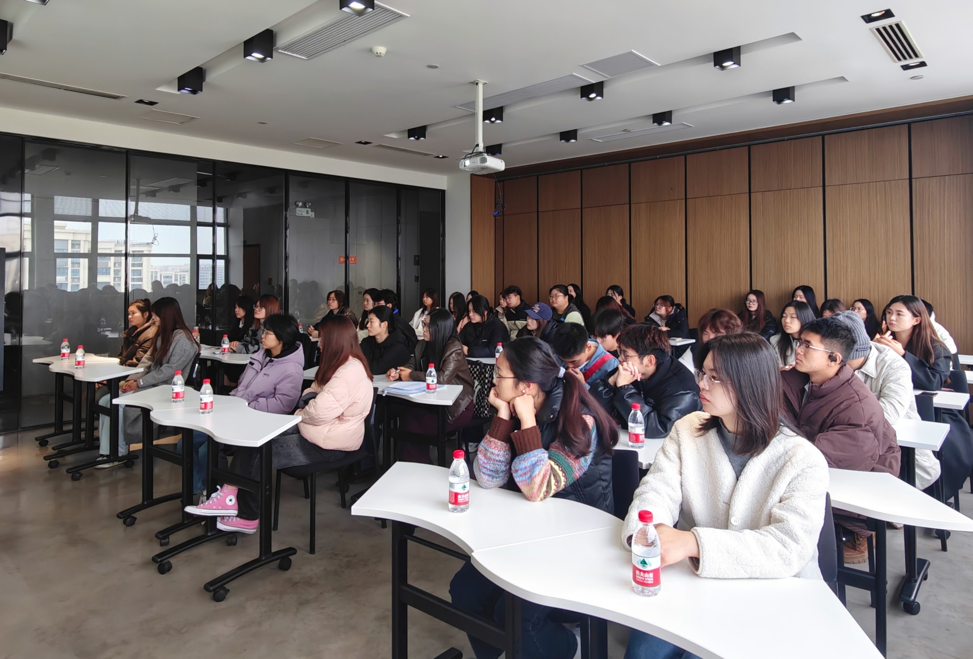 陽光太倉人才網(wǎng)助力未來精英，健雄學(xué)院學(xué)子深入探訪交流